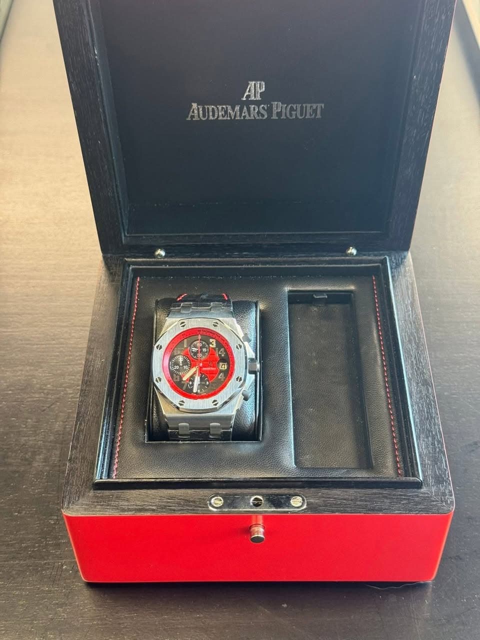 May be an image of wrist watch and text that says 'AP AUDEMARSPIGUET AUDEMARS PIGUET 安 4 3 3 M = 2 7 4 D 4 4 49 N e 수 2'