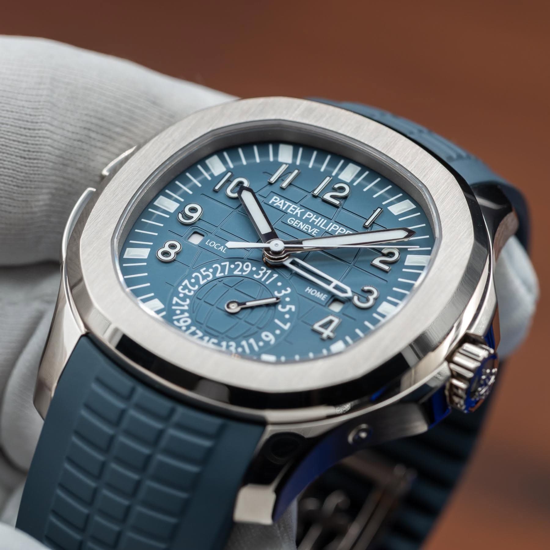 May be an image of wrist watch and text that says '9 PATEKPHII PATEK 12 GENEVE PHILIPP PATEKPHILIPPH IPPr DDA PHILI LOCAL で2527・ ١16 HOME 3 4'