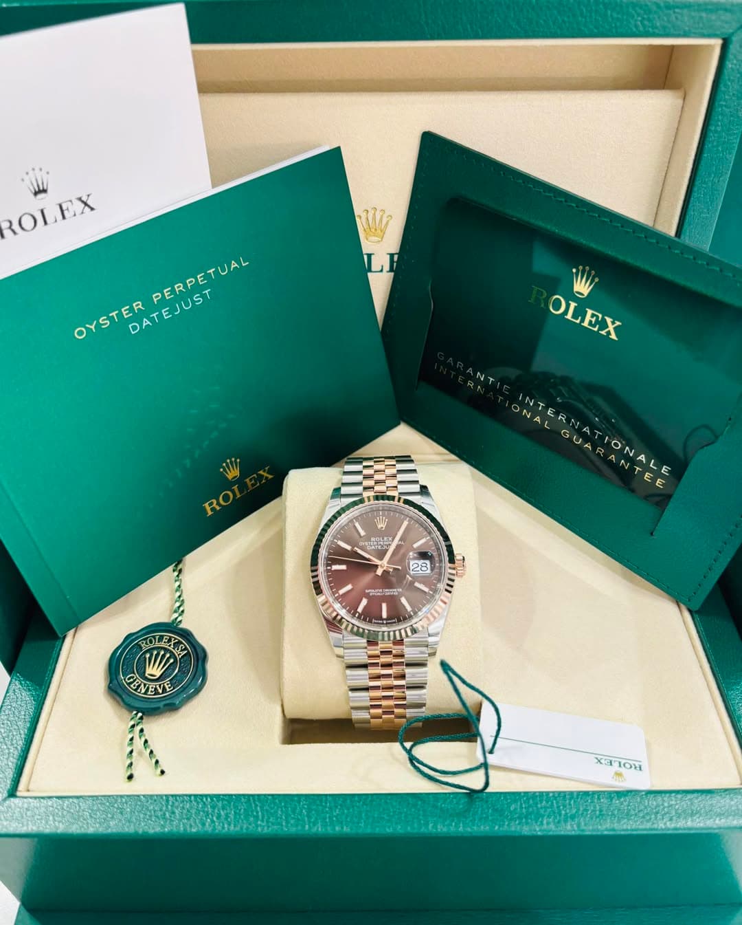 May be an image of wrist watch and text that says 'ROLEX LE PERPETUAL OYSTER DATEJUST OLEX ٣٧ RO ONAL ON NTERNAT 4 IONALE GUA E 10"0 ROLES 28 ርጠርት OLEXS WI ENEVE xαTH X3 OH'
