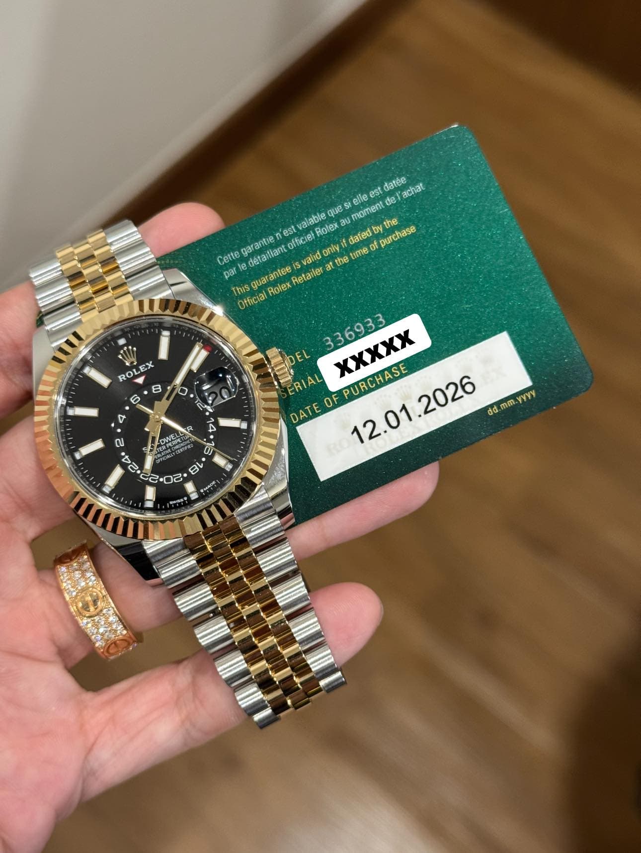 May be an image of wrist watch and text that says 'llee est entde de del datée achat valable moment momente Rolex "ប garantie est olficiel only datedb Cette le his guarantee…