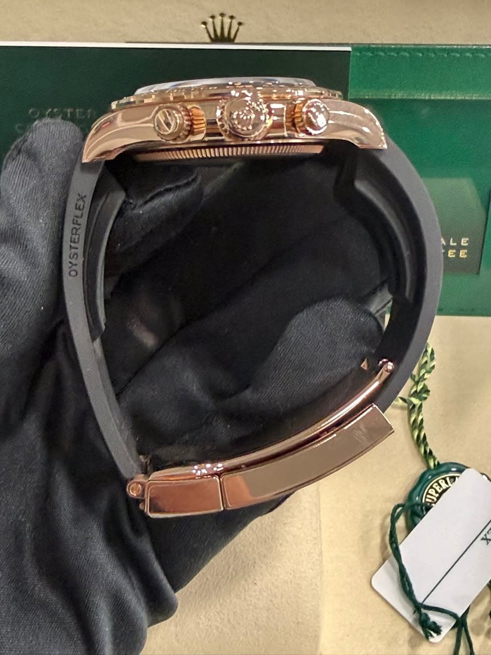 May be an image of wrist watch and text that says 'Ti OU 는들 E EE LE UPERIA UPERI'