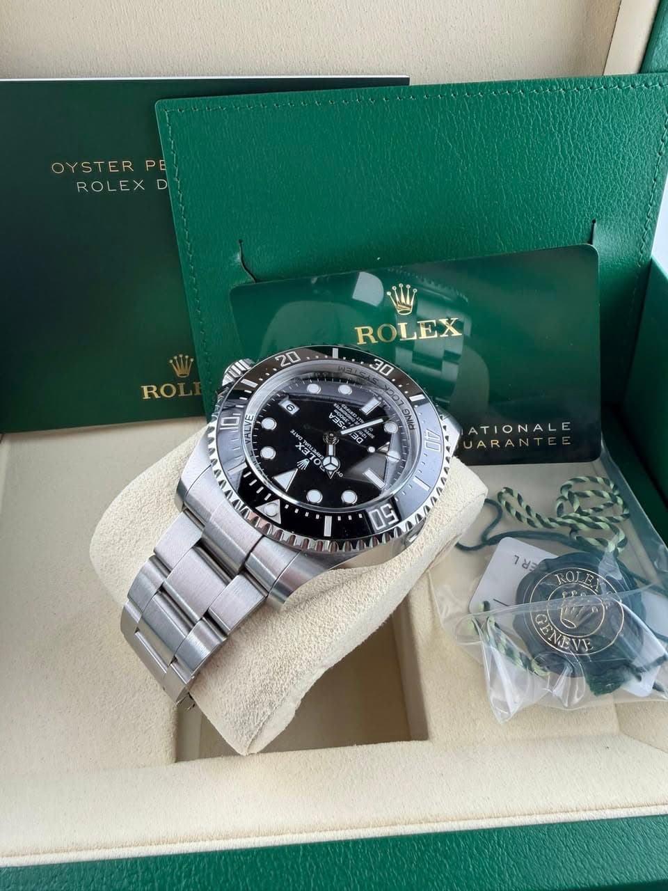 May be an image of wrist watch and text that says 'OYSTERF PE ROLEXD 20 RO ROLEX RO 30 400 ® 0 ALVE be ಮಂಾಾಣಪ್ aSe 20 ON T A TIONALE い ١ 50 FENE ENEVE'