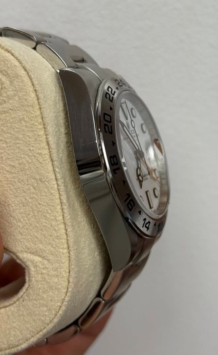May be an image of wrist watch and text that says 'ณ 4二 ح'