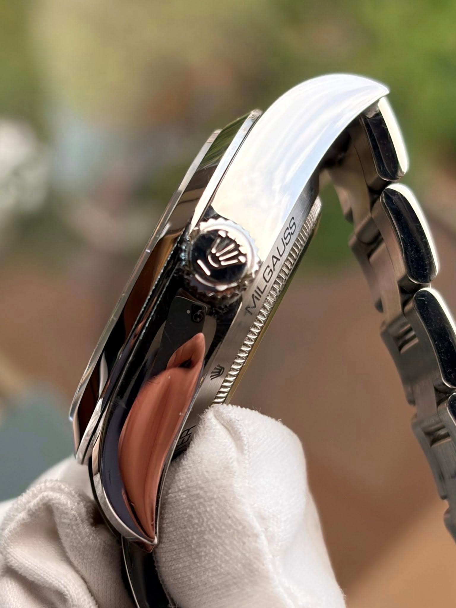 May be an image of wrist watch and text that says 'ILGAUSS IL usS GA'