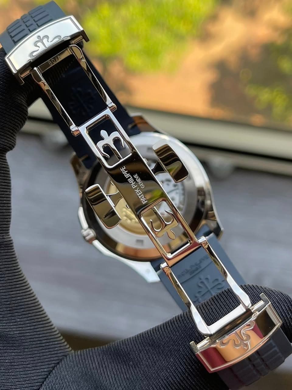 May be an image of wrist watch and text that says 'ل PHILIPPE TEKPHILIPPE EVE GENEVE GE PATEK 5-1 PAIL S'
