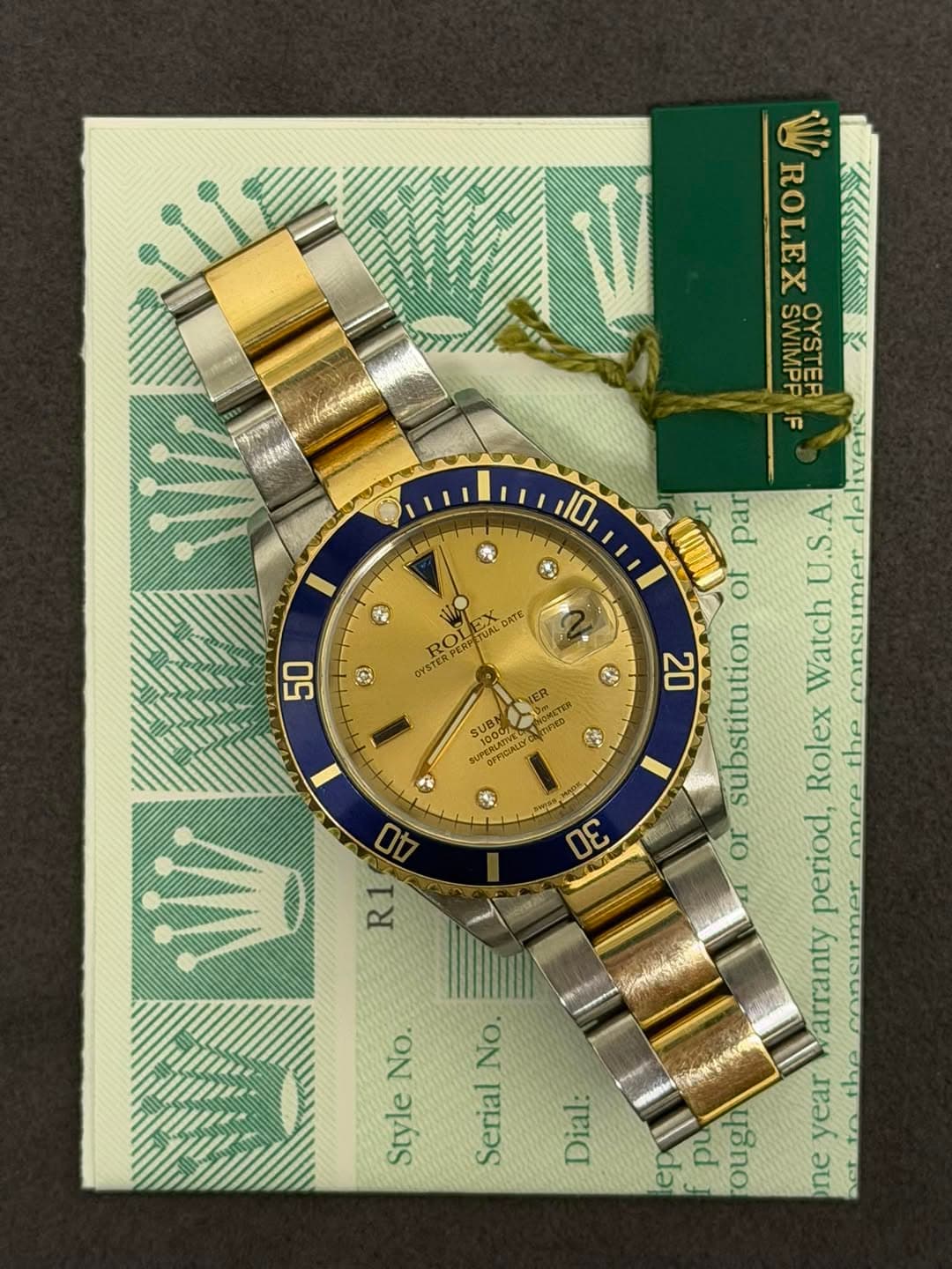 May be an image of wrist watch and text that says '10 S 9 ROLEX PERPETURL DATE 9 50 E T.0ン SMETEN SUBN T OPFICIAL ROLEX y SWIMPP OYSTER ひ par delivers of U.S.A 20 substitution…