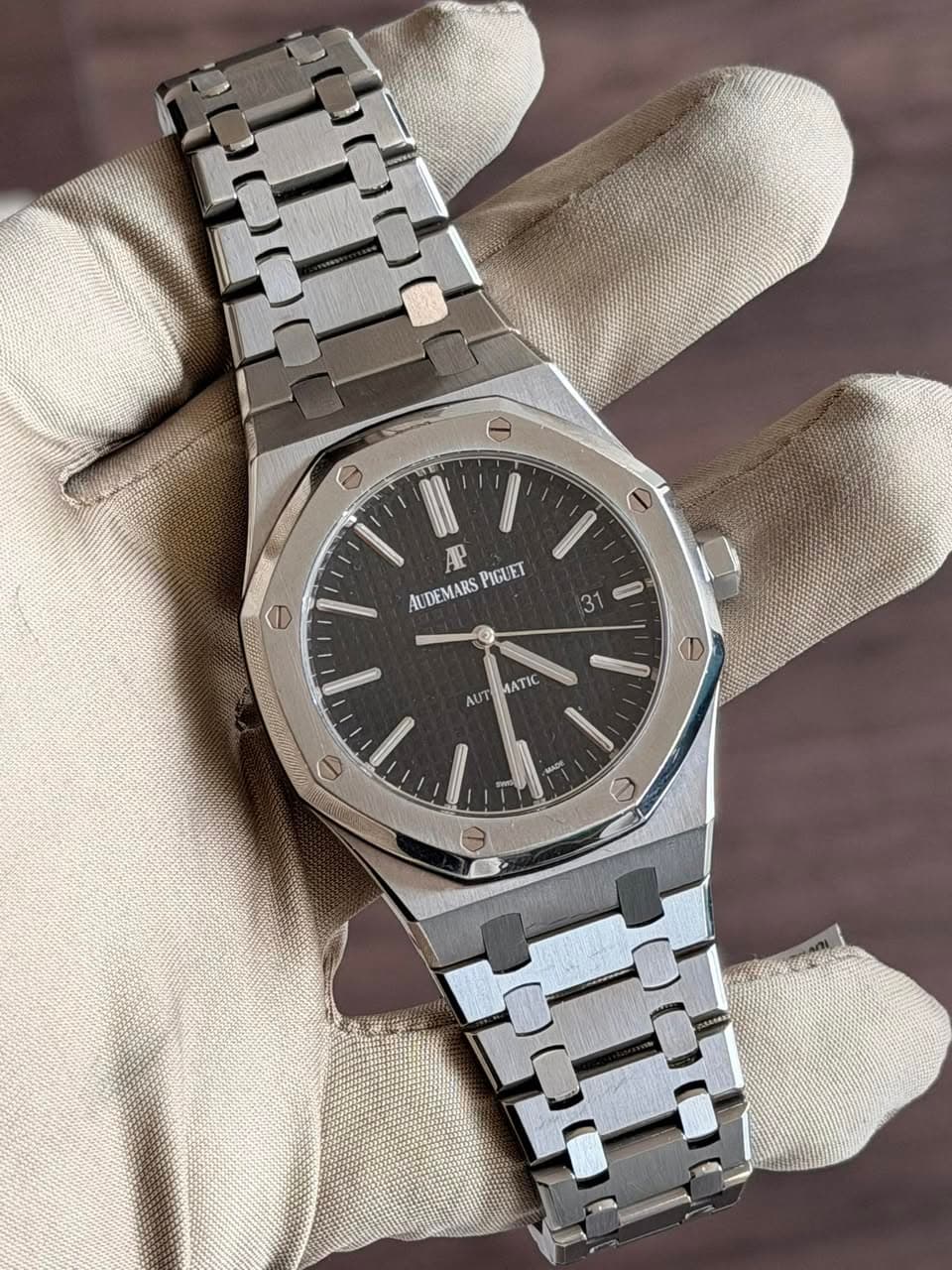 May be an image of wrist watch and text that says '- 合 AP PIGUET IUDEMARS 31 0 AUT υΑΤΙ ATIC Θ . O'