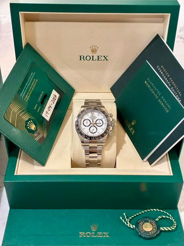 May be an image of wrist watch and text that says 'ROLEX 2026 80 SRULCO OSMOGRAPH WORLDWIDE WORLDWIDE VARANTEE GUARANTEEMANUAL OYSTERPERPETUAL DAYTONA SERVICE MANUAL O 0. سردا…