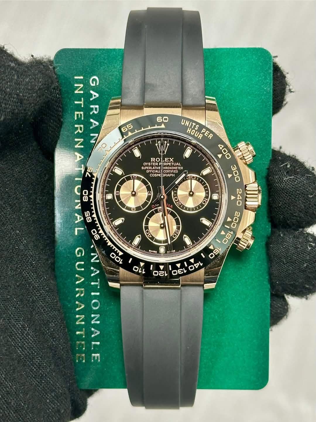 May be an image of wrist watch and text that says '60 ROLEX HB EX OYSTER SUPERLAT OFFEIALLCERTIFIE PHRONOMETE HRONOMETER Tлe DETUAL UPERECIE COSMA COSMOGRAPH GRAPH INTERNATIUNA…