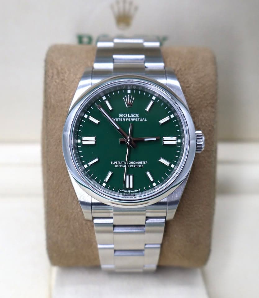 May be an image of wrist watch and text that says 'ושב ROLEX YS YSTER ER PERPETUA PERPET UAL un SUPERLATIV CHRONOMETER TER OFFICIAN CIAR CERTIFIED SUPERLTNCTE ي SMNSS MADE'