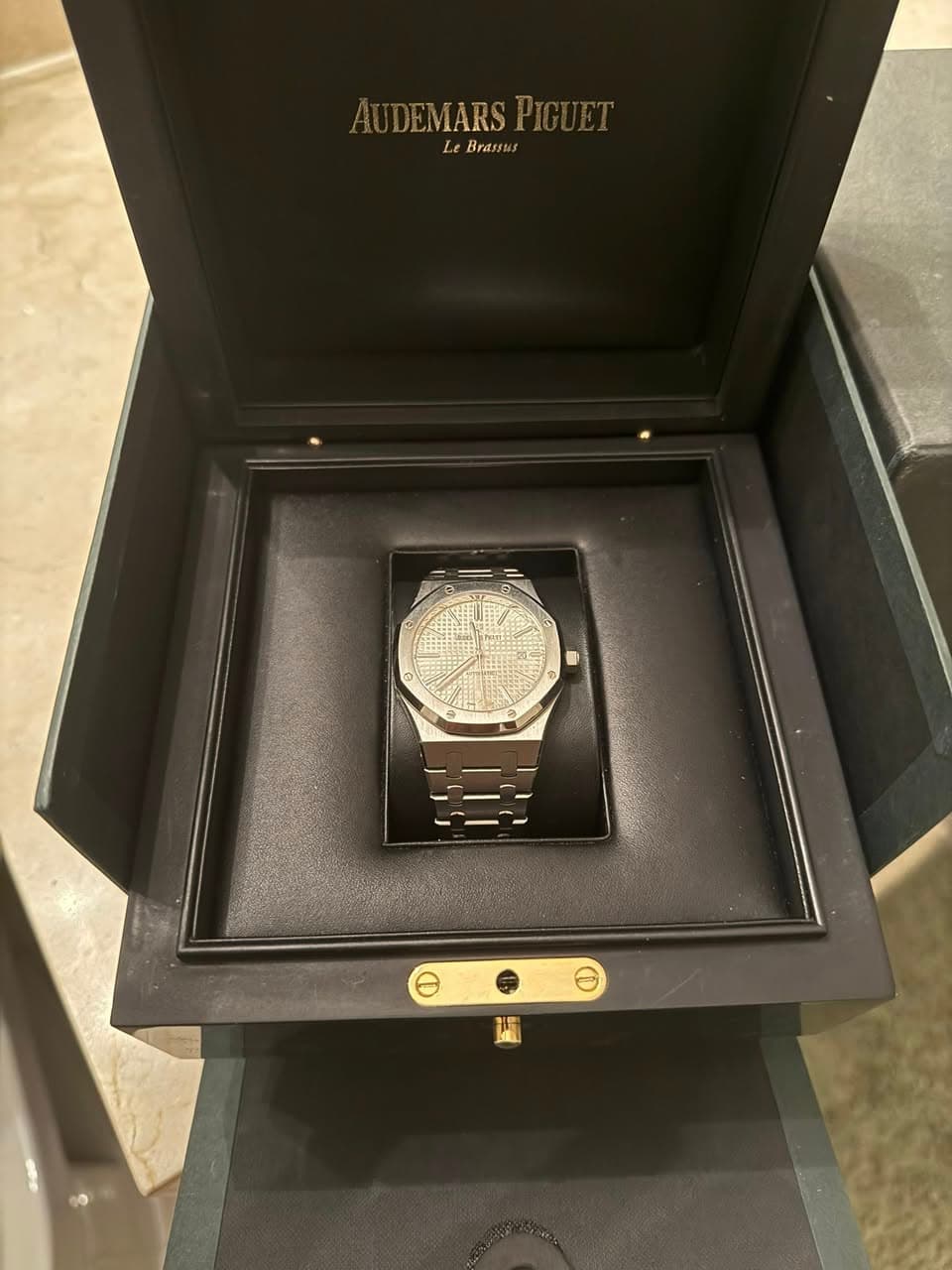 May be an image of wrist watch and text that says 'DEMARS Le Brasua 近'