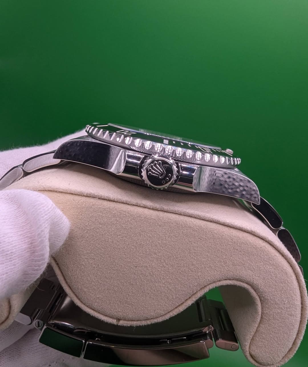 May be an image of wrist watch and text that says 'th ስ'