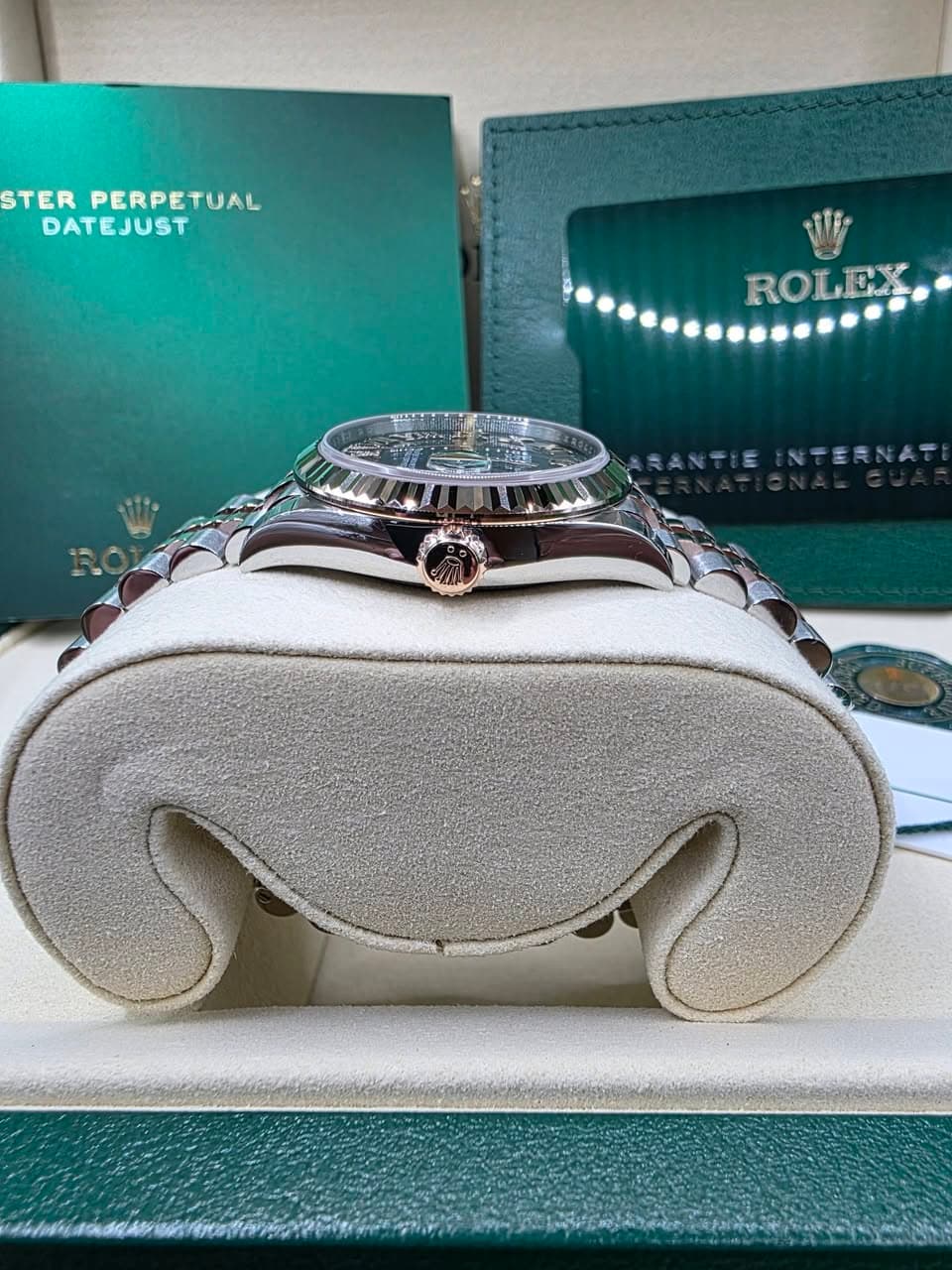 May be an image of wrist watch and text that says 'STER PERPETUAL DATEJUST ROLE ROLEX. ARANTIE NTERNAT'
