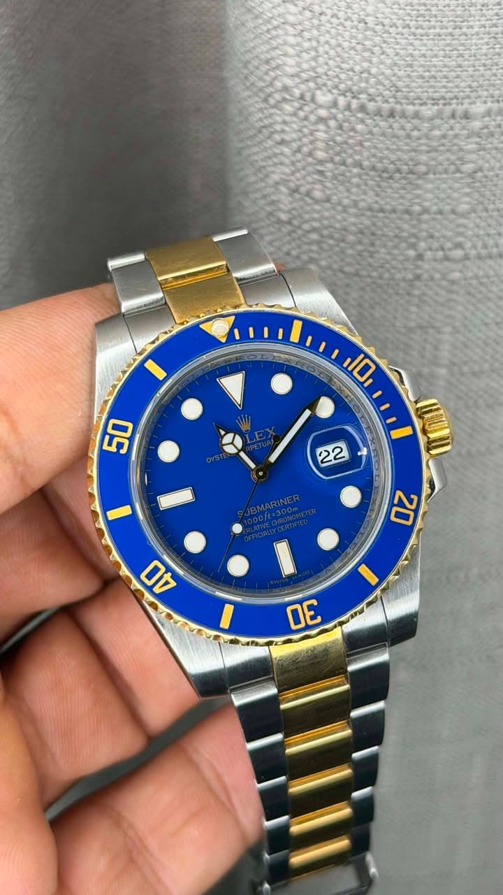 May be an image of wrist watch and text that says 'D EI 20 40 3'