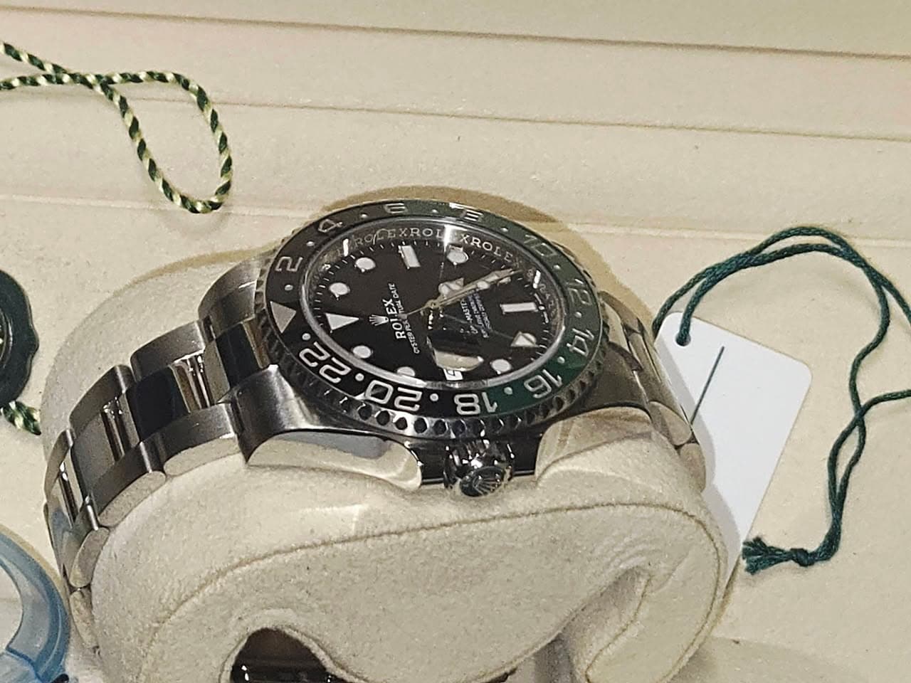 May be an image of digital watch and text that says 'LEXROL XRO 2 ROL E R Ear ALSTA ንግፈግበ 2 22 ល 0 14 16'