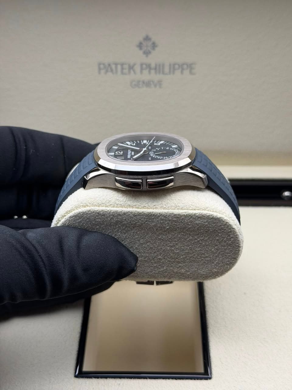 May be an image of wrist watch and text that says 'PATEK ATEKPHILIPPE PHILIPPE GENEVE Crre23m 2D'