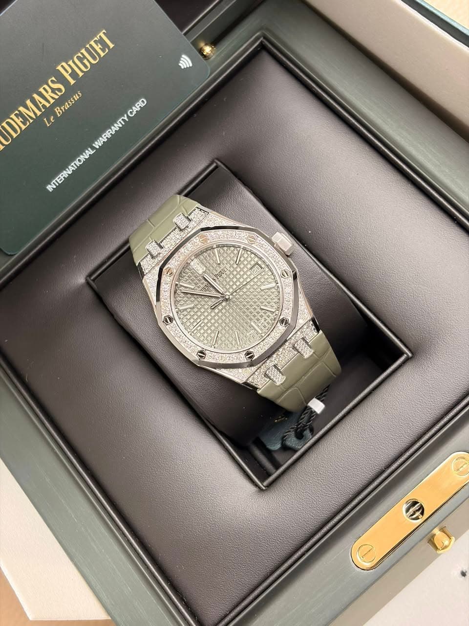 May be an image of wrist watch and text that says 'PIGUET DEMARS Le Brassus CARD WARRANTY INTERNATIONAL Laru O'