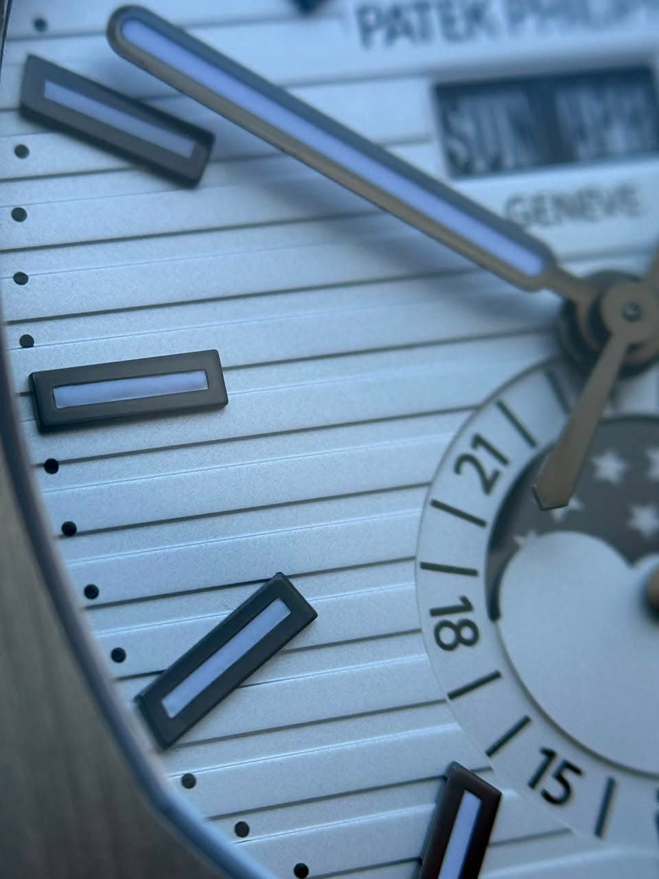 May be an image of wrist watch and text that says 'PATERTA 別盟 GENEVE |21 21 18 I 15 15'