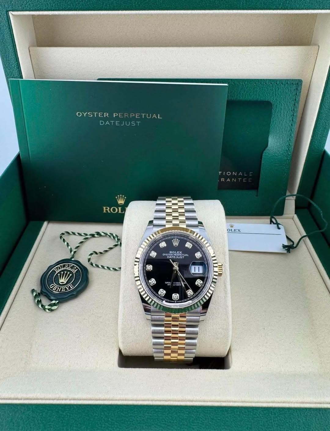 May be an image of wrist watch and text that says 'OYSTER PE OYSTERPERPETUAL PET PETUAL UAL DATEJUST JUST DATE TION TIO ROL OLEX OLEX רי XS 5ដាា CRN 1I ន ገ 6 香 ۲'