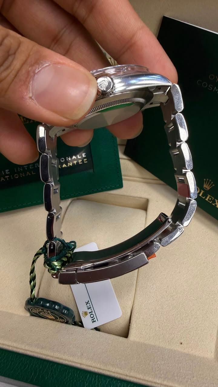 May be an image of wrist watch, jewelry and text that says '있서수는들 ANTEE ONALE ANTEE NALE Mi EX ROLEX'