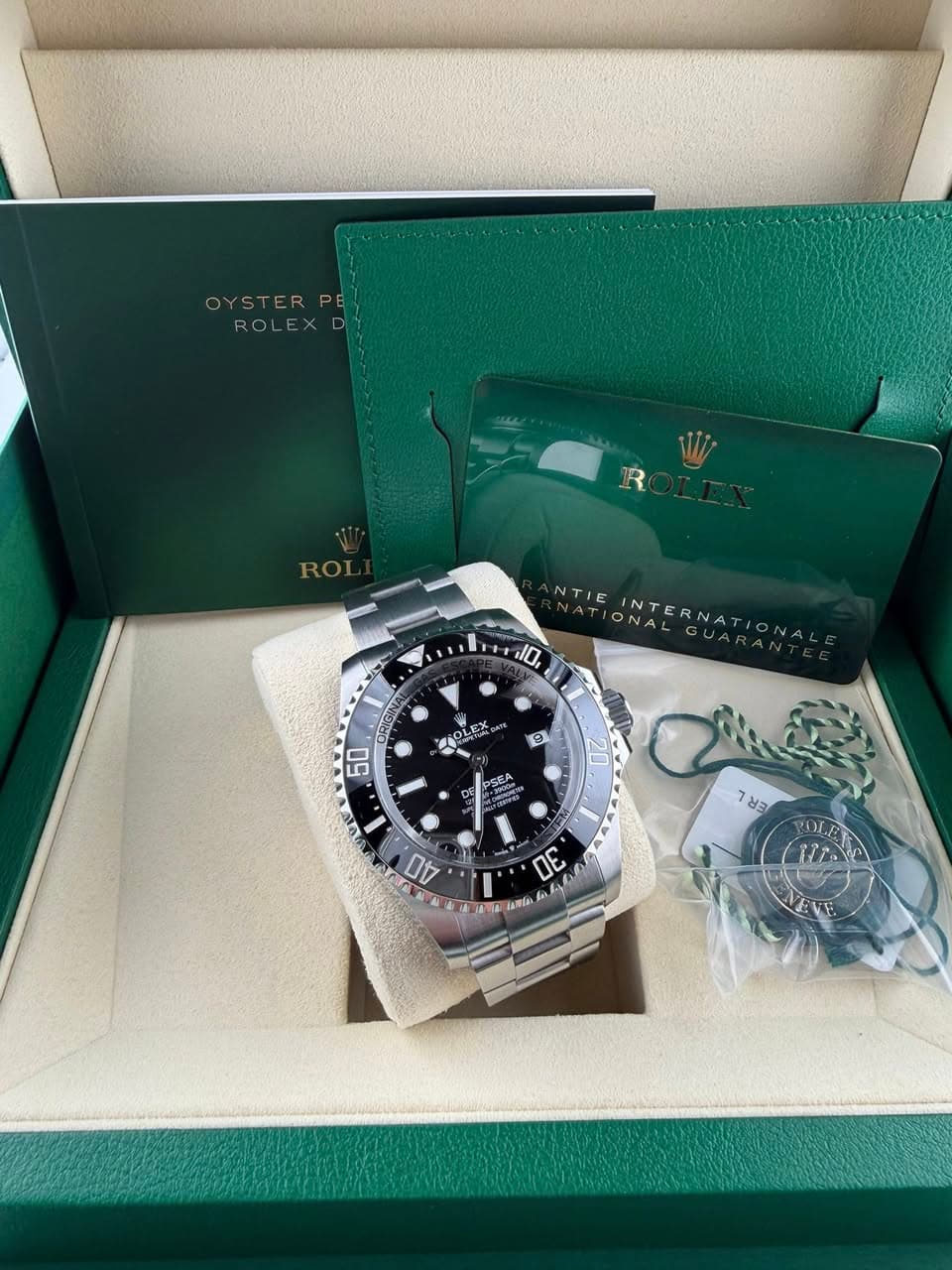 May be an image of wrist watch and text that says 'ROL NTIE NTERNA 10, LEX 9 50 20 I 40 ㅂ크 30 a E יל มินสลิด 12'