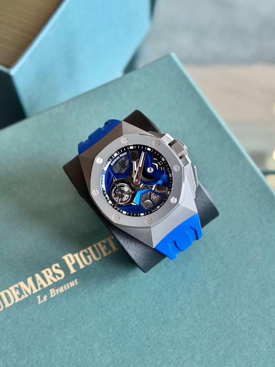 May be an image of wrist watch and text that says 'hREZ 新m気 G ဂ لم 4 Y S N 2 و I م ح PIGUE Le DEMARS Brassus Brassus'