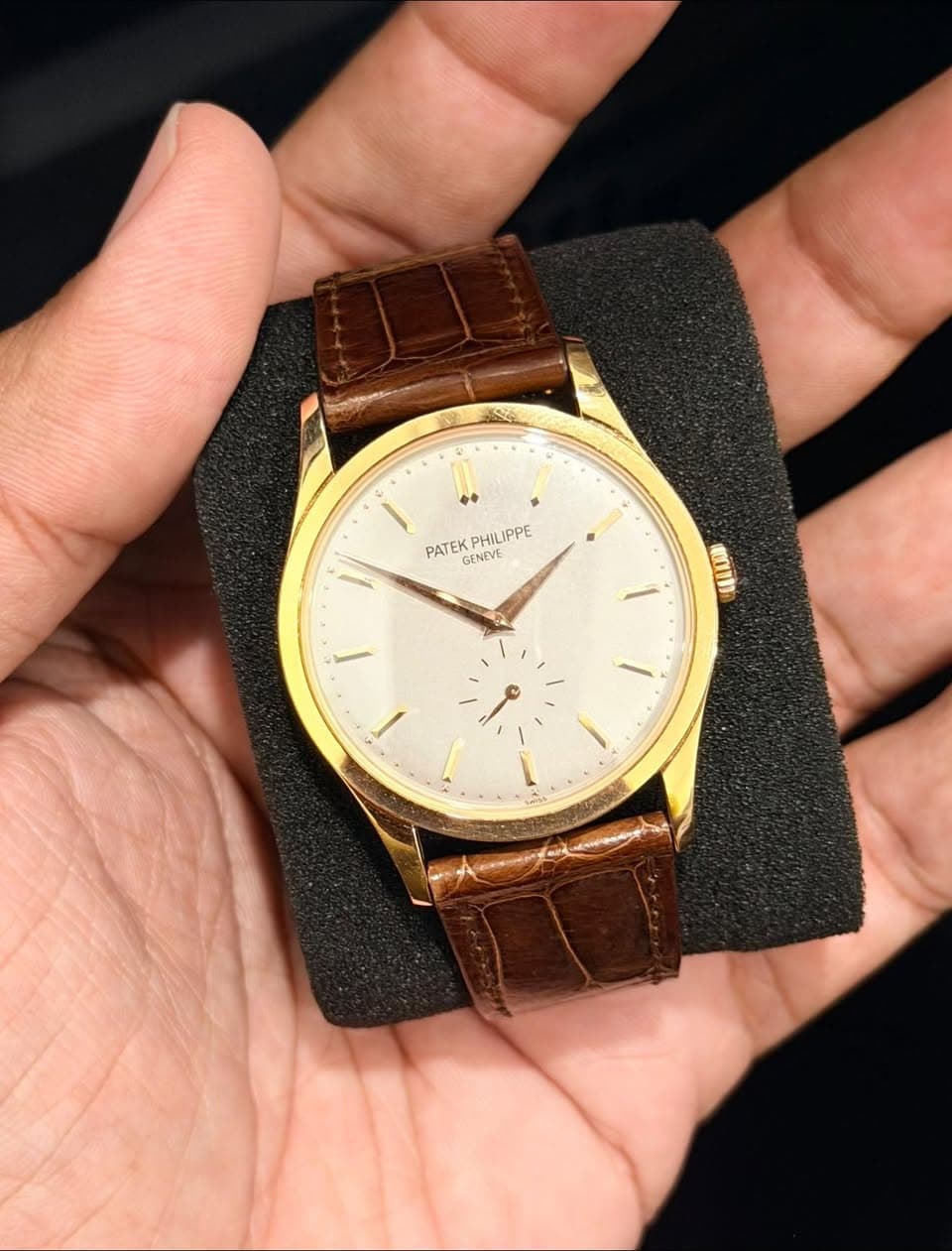 May be an image of wrist watch and text that says 'PATEK GENEVE PHILIPPE สตบวท ا'