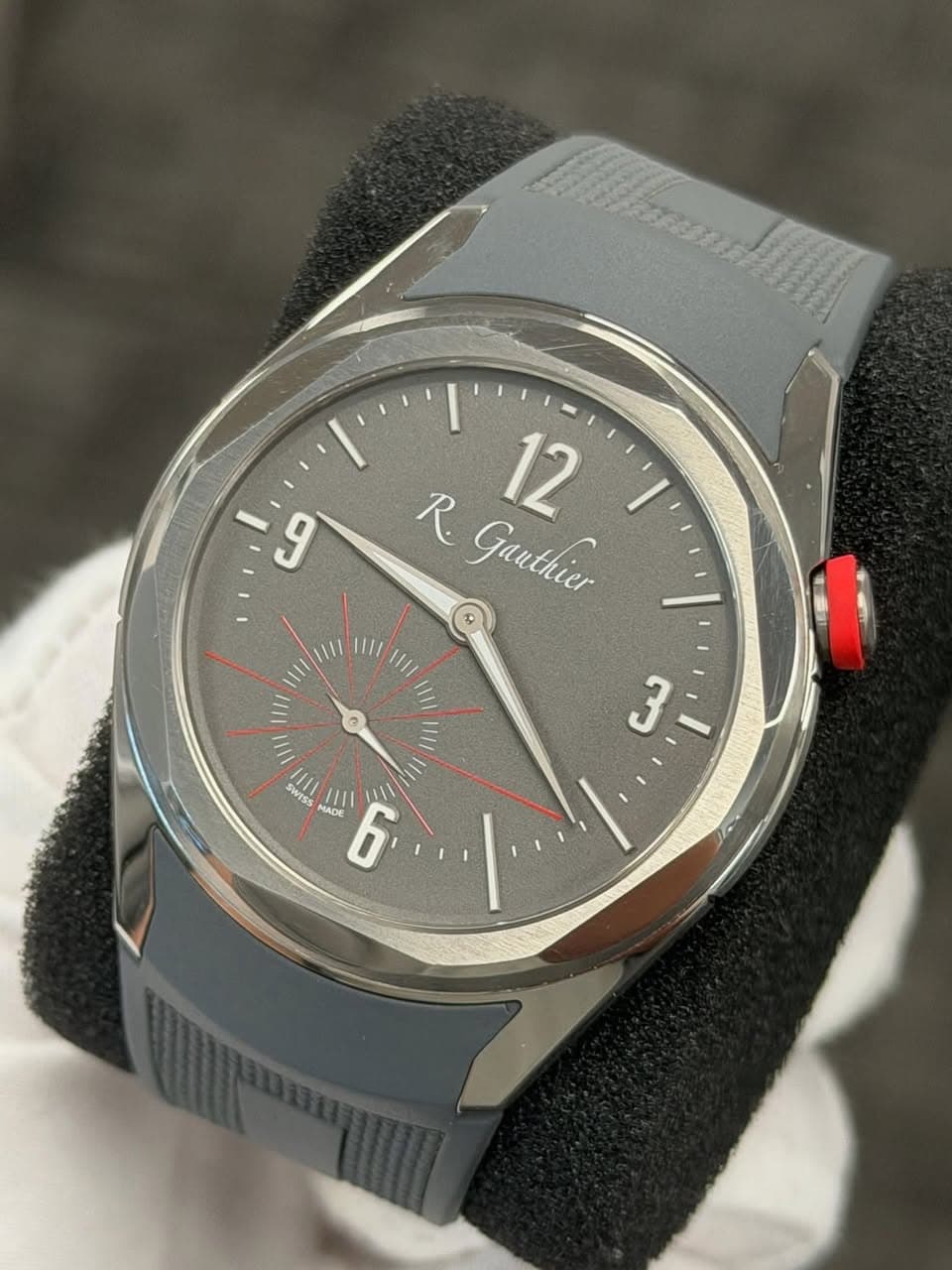 May be an image of wrist watch and text that says '9 R. 12 Gauthier 11// 111/ IIII ا1۱1 1I// SWISS Su IN HN 11اا MADE 6 BADE ع 3-'