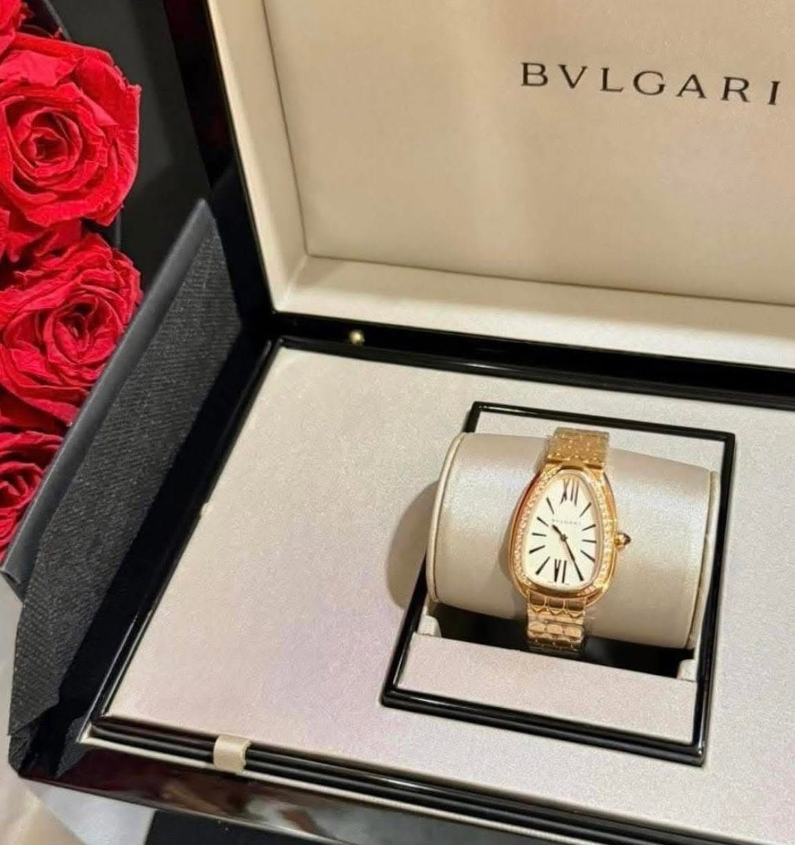 May be an image of wrist watch and text that says 'BVLGARI 养 灯 GG'