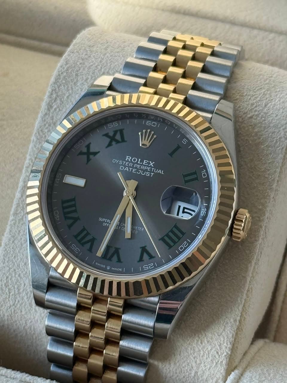 May be an image of wrist watch and text that says '5 50 W OYSTER OYS ROLEX DATEJUST DAPERPETUAL YSTEROLEX DATE TEJUST PERPETUAL TUAL PERPET 10 SUPER OFF TEP لا I 22 ν ก MADE 2S…