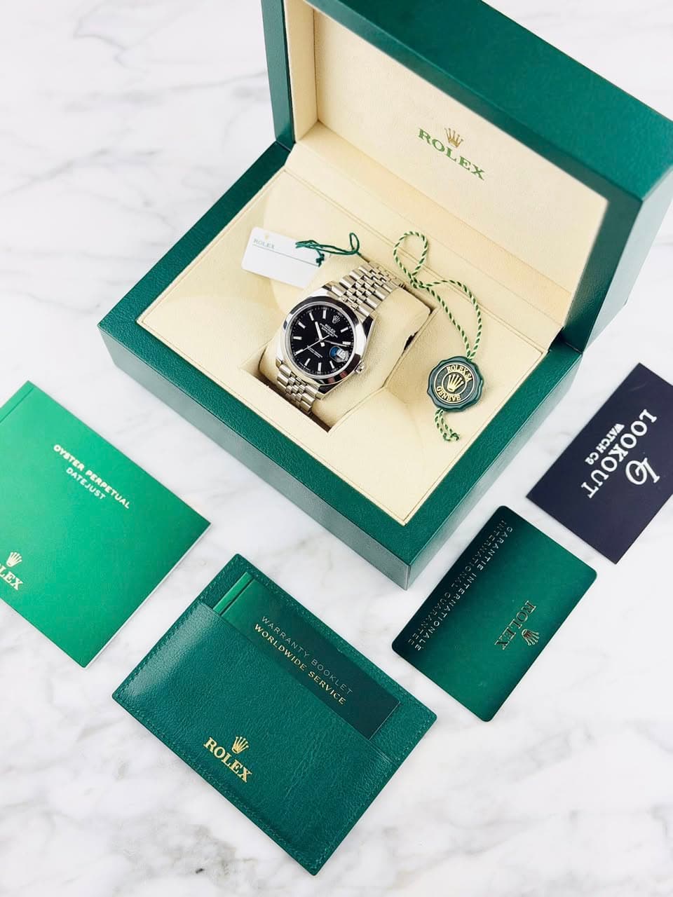 May be an image of wrist watch and text that says 'ROL WW EX HALL 6 ድክ W SUD ผม co OYSTER DATE DAr TEJUST PERPET UAL ၁ EX O1 WORL N WID SE SERVICE ERV 富 ROL ROLEX EX'