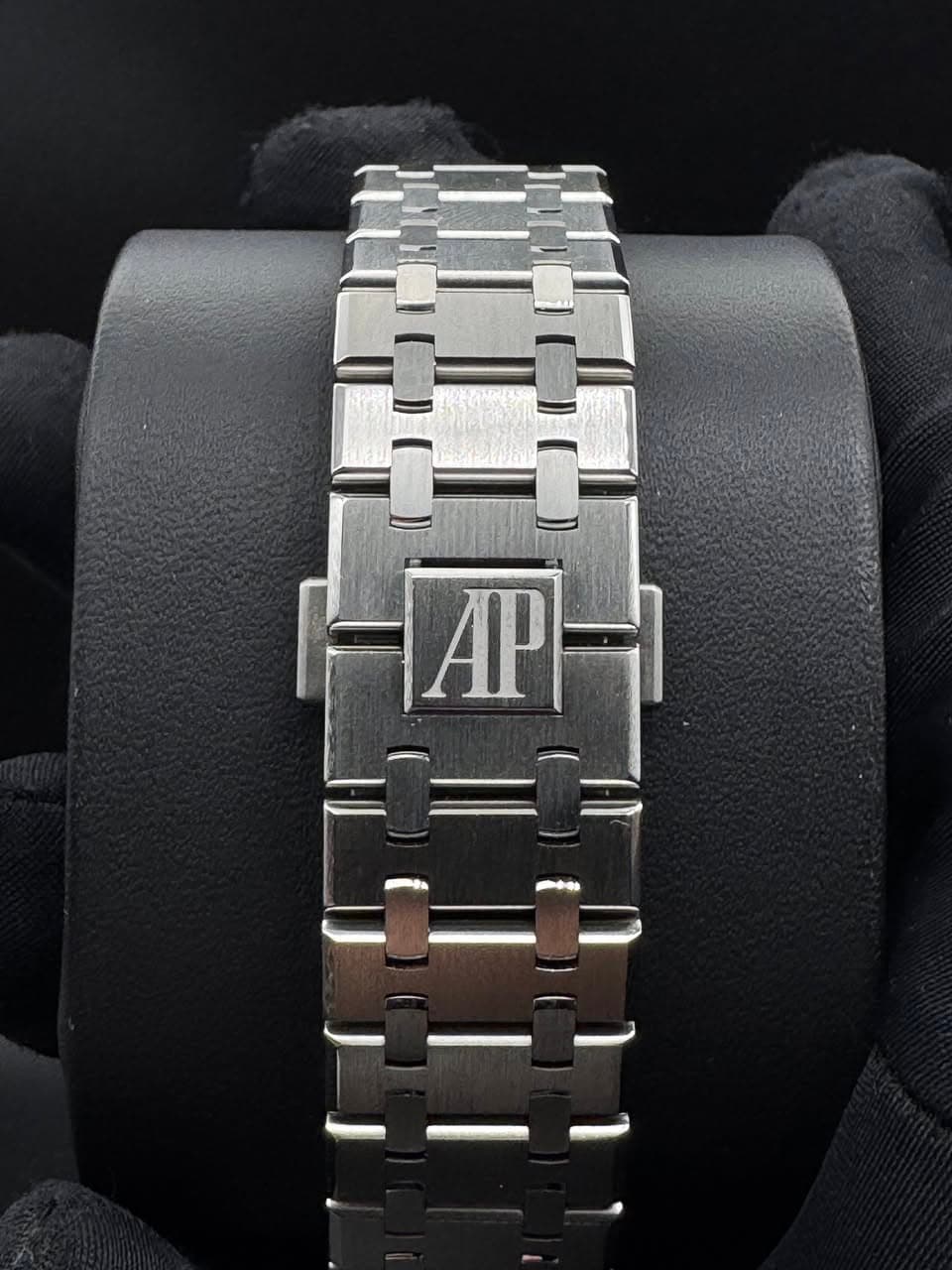 May be an image of digital watch and text that says '-AΗ AP ニニニ -~ --'