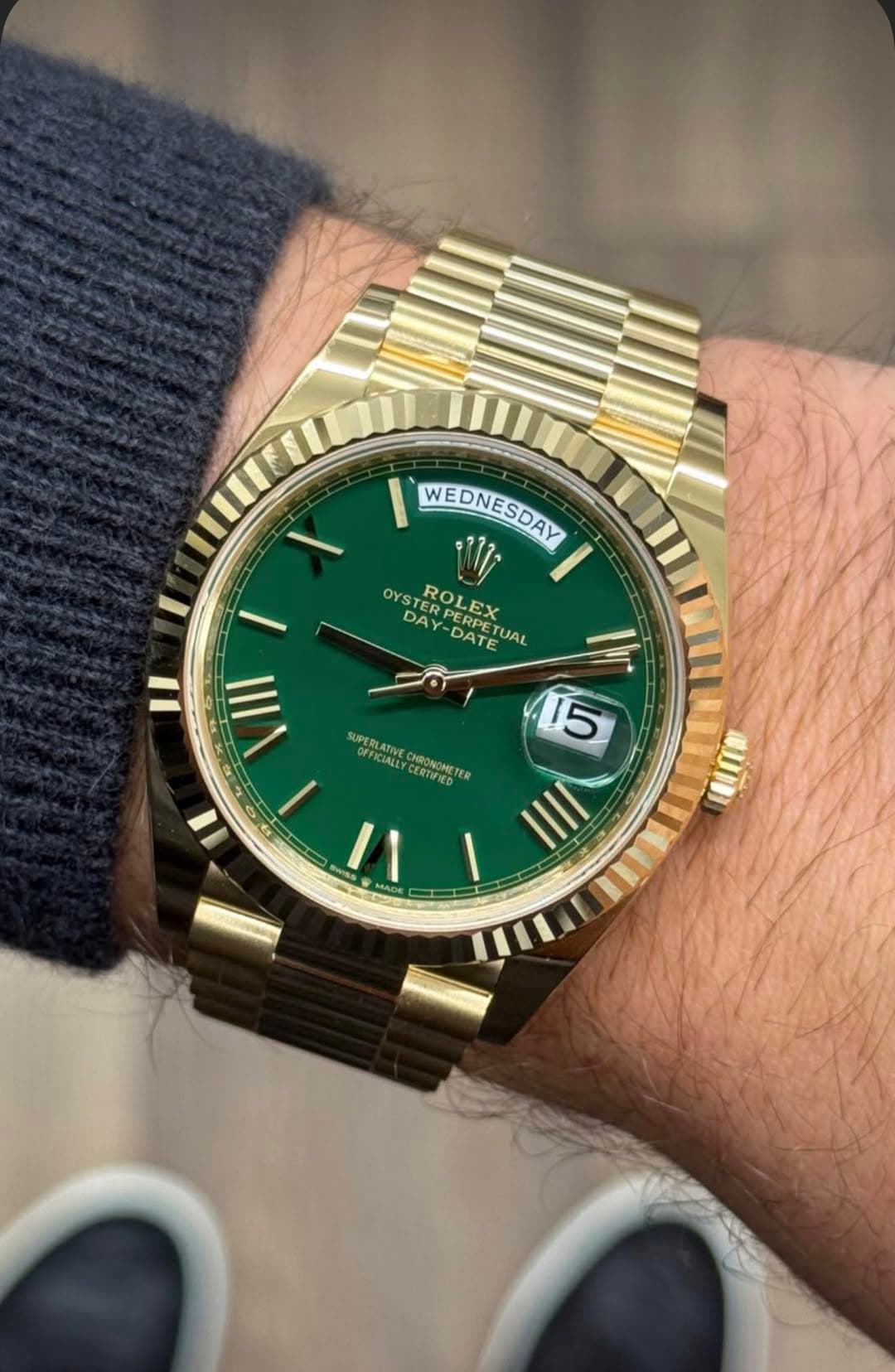 May be an image of wrist watch and text that says 'WEDNESDAY 1 OYST DAY TERP YSTERPERPE ROLEX OYSTERPERPX EX RO -DATE RPET ETU TUAL III SUPERLATIVE OFFICIALLY CHRONOMETER ERTIFIED…