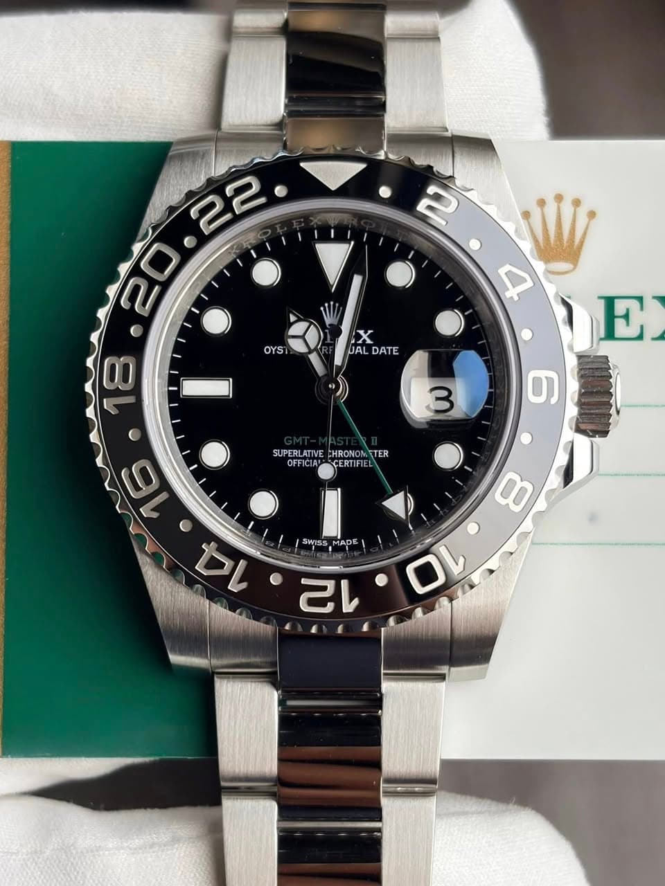 May be an image of wrist watch and text that says ' OYS 8 X JAL DATE E 3 6 SUPER SUPERLATIVE SUPERLATIVETHRONOMTER ATIV TIVE CHRONOMETER CHRONO MTTER OFFICIA SWISS ADE 16 스 14 8 O'