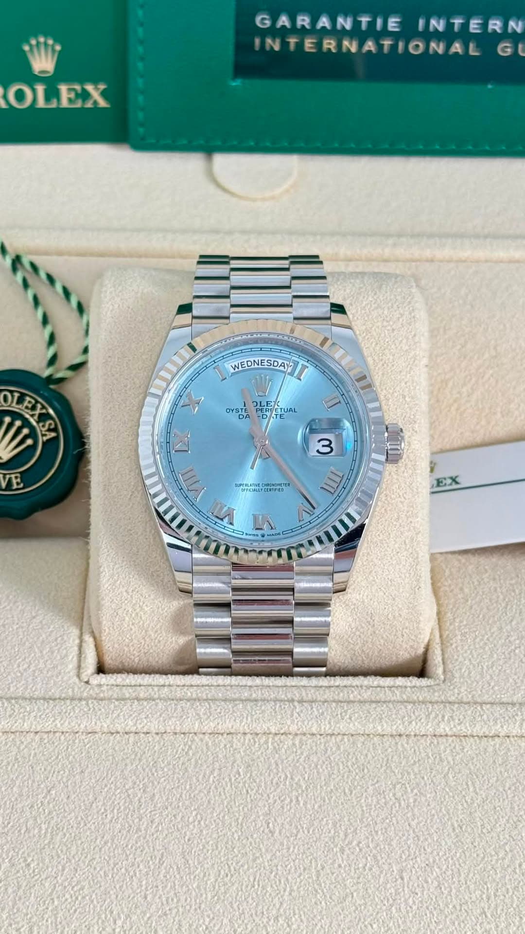 May be an image of wrist watch and text that says 'OLEX GARANTIE INTERN INTERNATIONAL G ว.. D1 OLE LE OYSTE DA -DT ERTETUAL TUAL OLEAS LEXY 1 E WEDNESDAY WEDNESDAY WEDNE X D VIII…