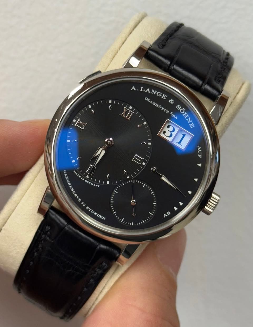 May be an image of wrist watch and text that says '之 A. LANGE LANGE GLASHÜTTE GLASHOTTE 家 /SA SOHNE 31 AUF GANGRESERVE72 STU N NDEN MA MADE Ii EN IN GERMANY に に AB'