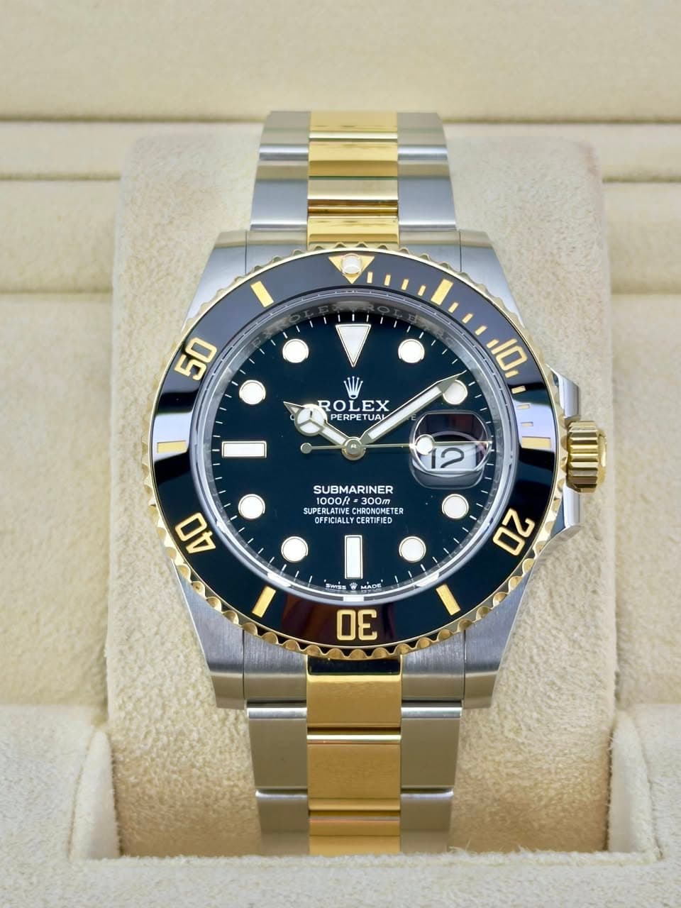 May be an image of wrist watch and text that says '50 10 ROLEX LEX PERPETUAL UAL 文 12 SUBMARINER 1000/t .া 300m 300m HRONEVETE Dm SUPERLAT UPERLATIYE PRORENLTER TER CUPERLATINE…