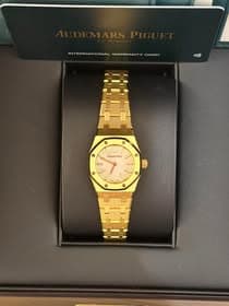 May be an image of wrist watch and text that says 'RS R INTERNATIONAL WARRANTYCARD WARRANTY INTERNATIONALWAWRANTYGARD CARD ,)) 0 Paaxt o'