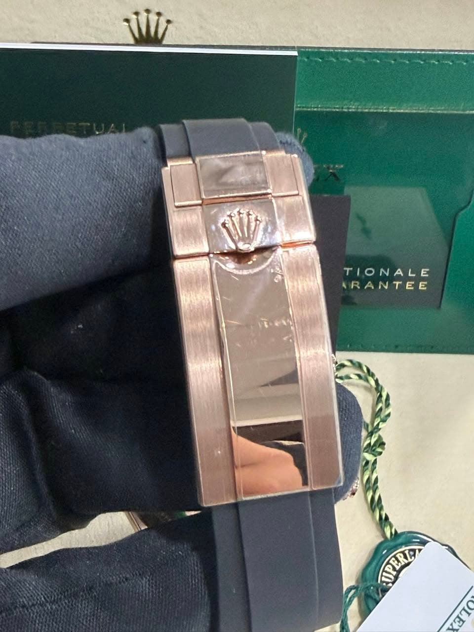 May be an image of wrist watch and text that says 'تحلك TIONALE L RANTEE UPERA PERA OTO'