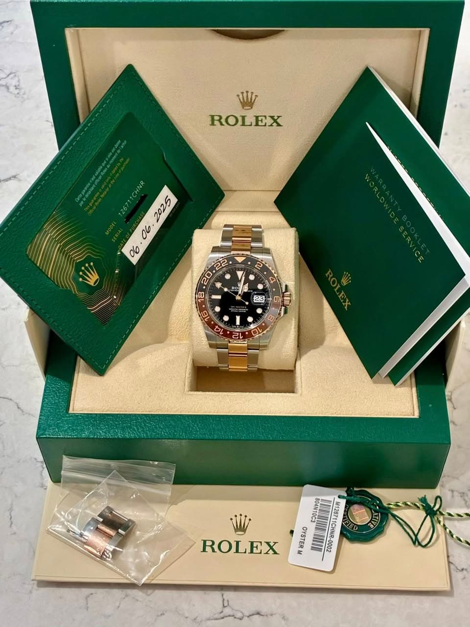 May be an image of wrist watch and text that says 'ROLEX र T TII 16 07 O0 地 ง SOOTSTM BAIIN ROLEX 2000'