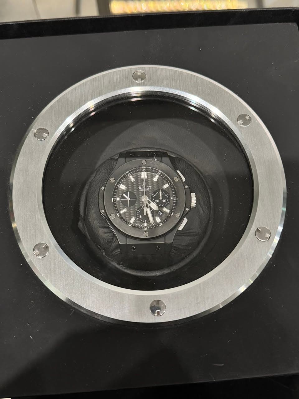 May be an image of wrist watch and text that says 'HUELO 20 10: ዐር स เ pT'