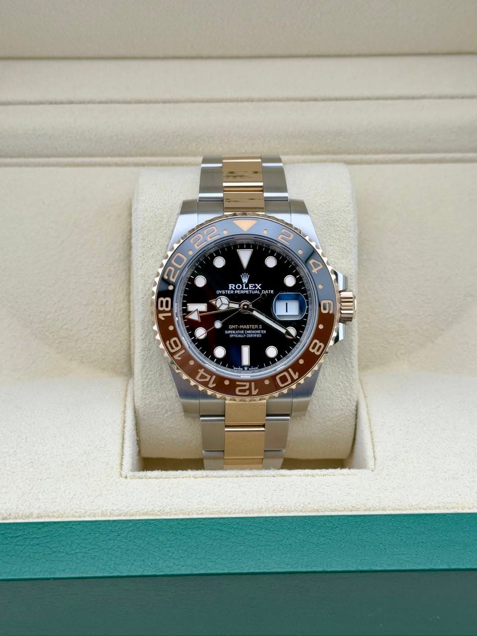 May be an image of wrist watch and text that says ' W ROLEX OYST Or ROLET DATE 4 I '