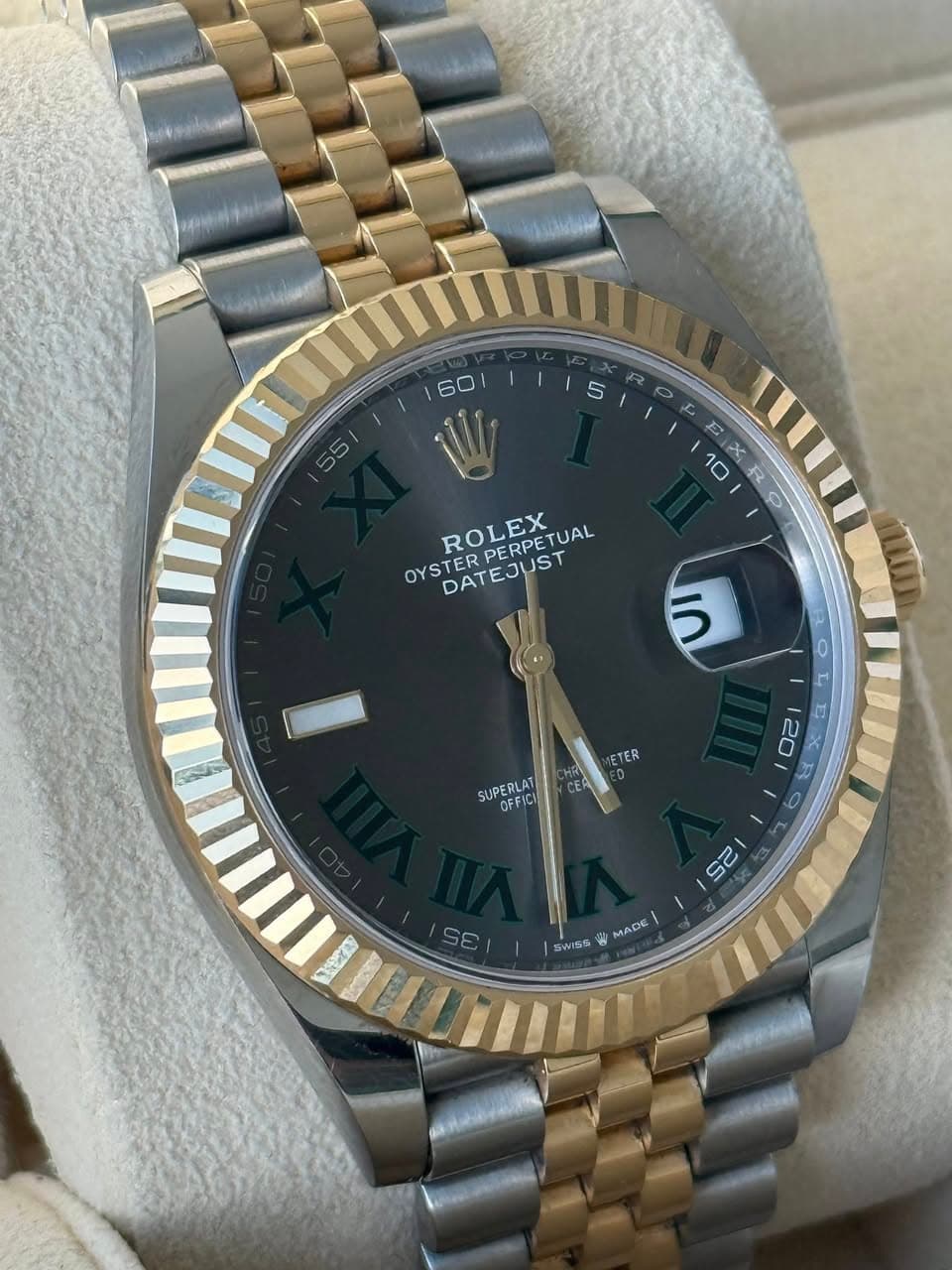 May be an image of wrist watch and text that says ' W OYSTER OYSTERPERPET ROLEX RPERPETUAL ROLEPETUAL PERPE PERPE PETUAL DATEJUST う TER SUPERLAT OFFIC 20 E EY 2S S5 MADE SWISS'