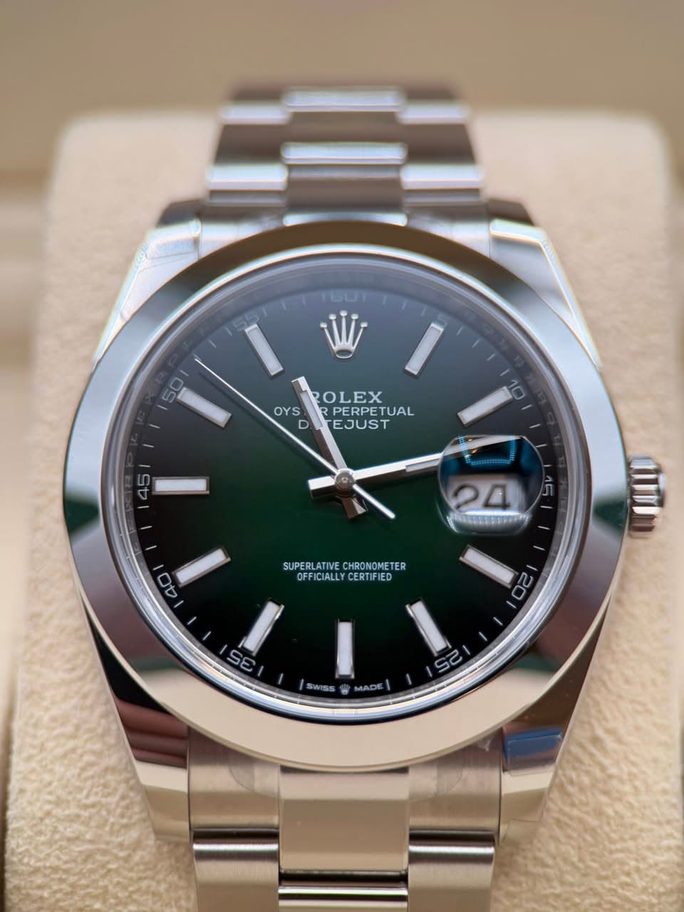 May be an image of wrist watch and text that says 'OYS D OLEX PERPET PERPETUAL TUAL EJUST 45 24 O/ 40 SUPERLATIVE.CHRONOMETER SUPERLATIVE CHRONOMETER OFFICIALLYCERTIFIED…