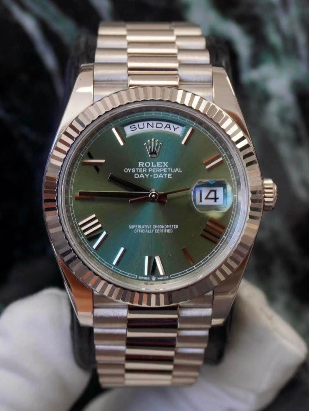 May be an image of wrist watch and text that says '۱ SUNDAY/ SUNDAY W ROLEX OYSTER PERPET OYSTERPERPETUAL TUAL I DAY-DATE DA 14 SUPERLATIVE CHRONGMETER ER OFFICIALLY CERTIFIED…