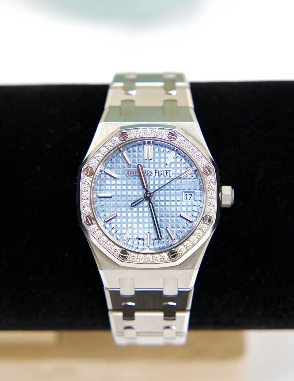 May be an image of wrist watch and text that says '日 Aut: ARS PIGUET'