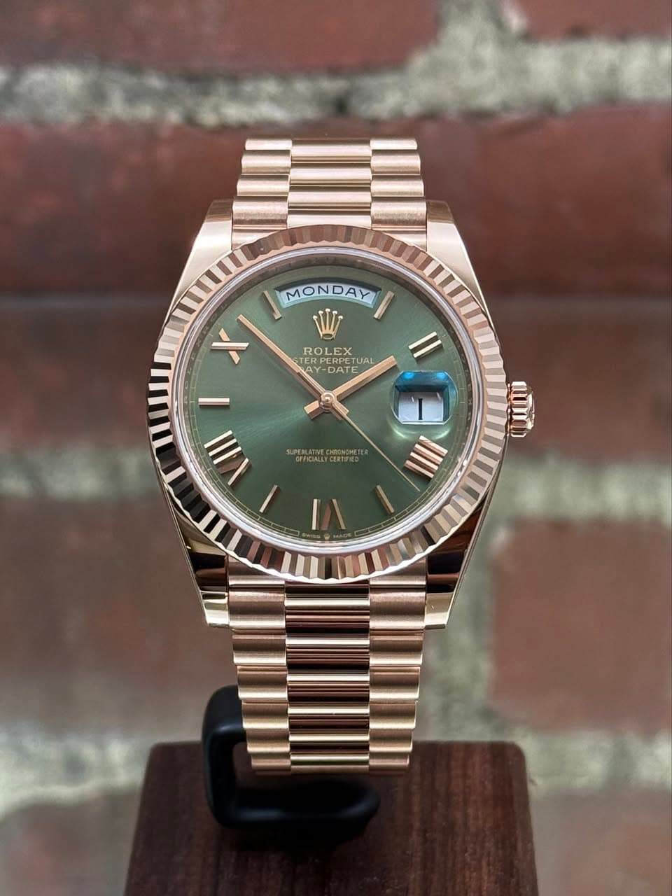 May be an image of wrist watch and text that says 'MONDAY X ROLEX ROLETUAL TERPLR ERPERP ROLEET TU TUAL AY DATE I| FFICIALLY FFICIALLYCERTE I Ill E แม่ VIII'