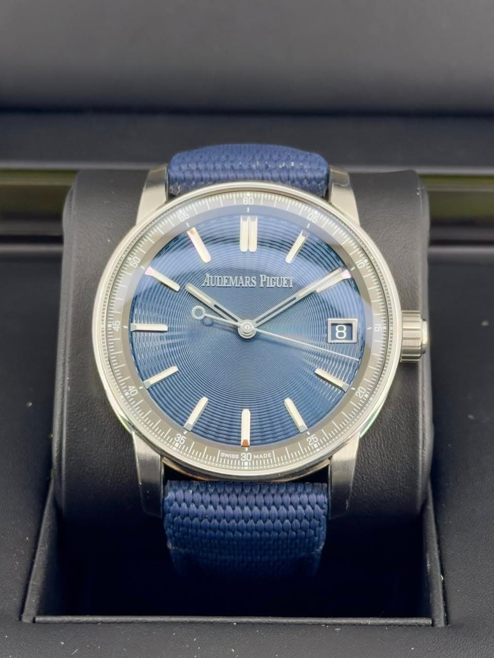 May be an image of wrist watch and text that says '50 AUDEMARS AUDEMARSPIGUE PIGUET ج 95 יו-ייז-יייןיין OV 8 20 30 ను SWISS 30 MADE 25'