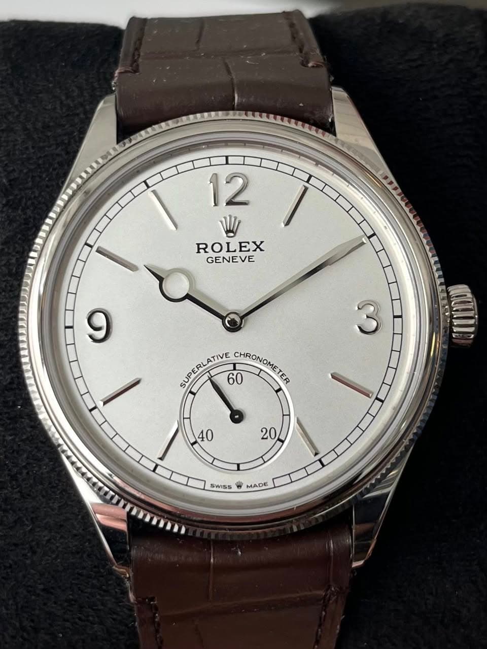 May be an image of wrist watch and text that says '12 ROLEX GENEVE 9 3 SUPERLATIVE ΝΔΑΙΑΝΕ 60 CHIRONOHETEP CHRONOMETER 40 20 SWISS MADE'
