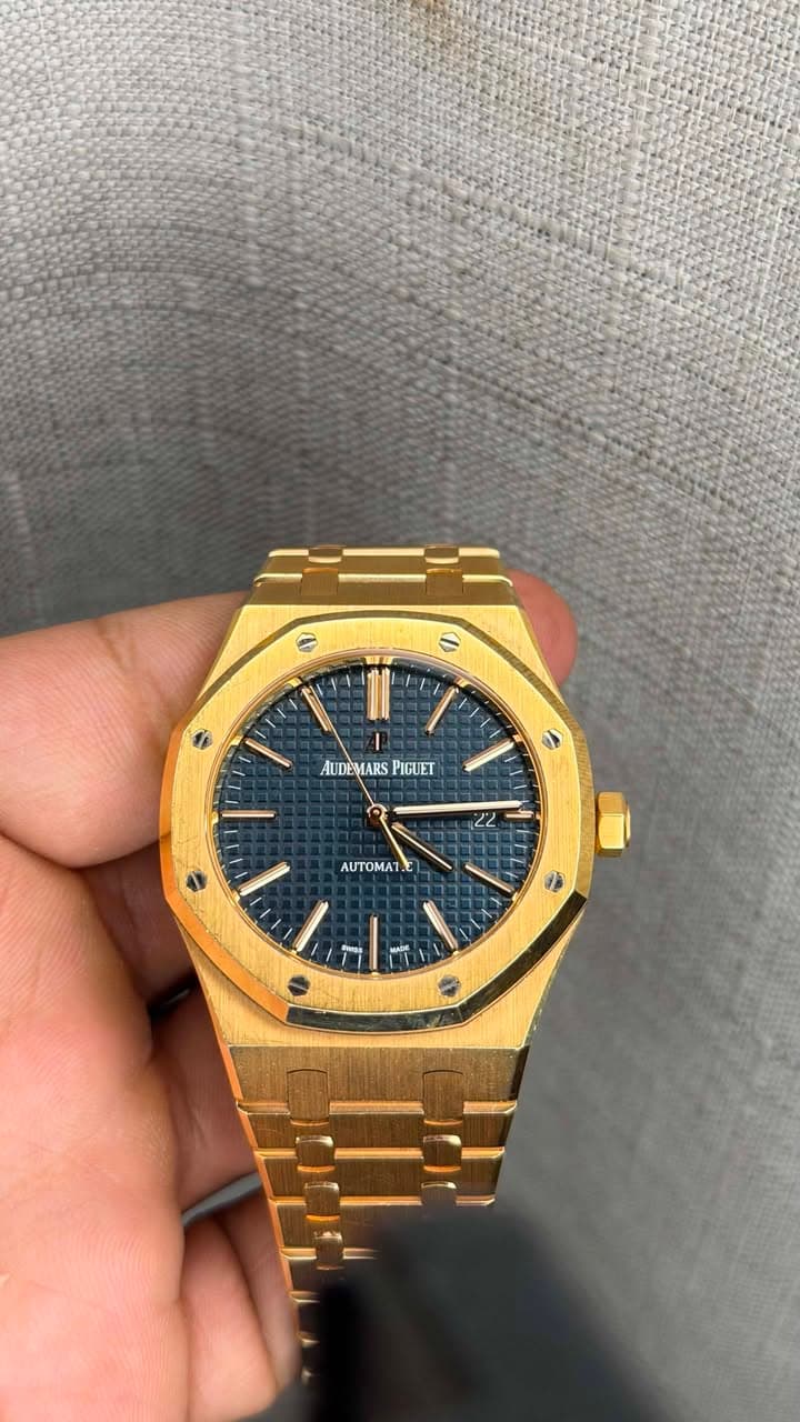 May be an image of wrist watch and text that says 'e 때생 新 AUDEMARS AUDEMARSPIGUET PIGUET ٥ 22 AyrOMAT. S'